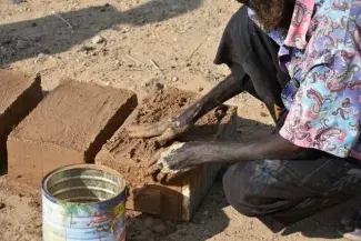 Confection de briques moulées a Djibouti dans la province de Dikhil